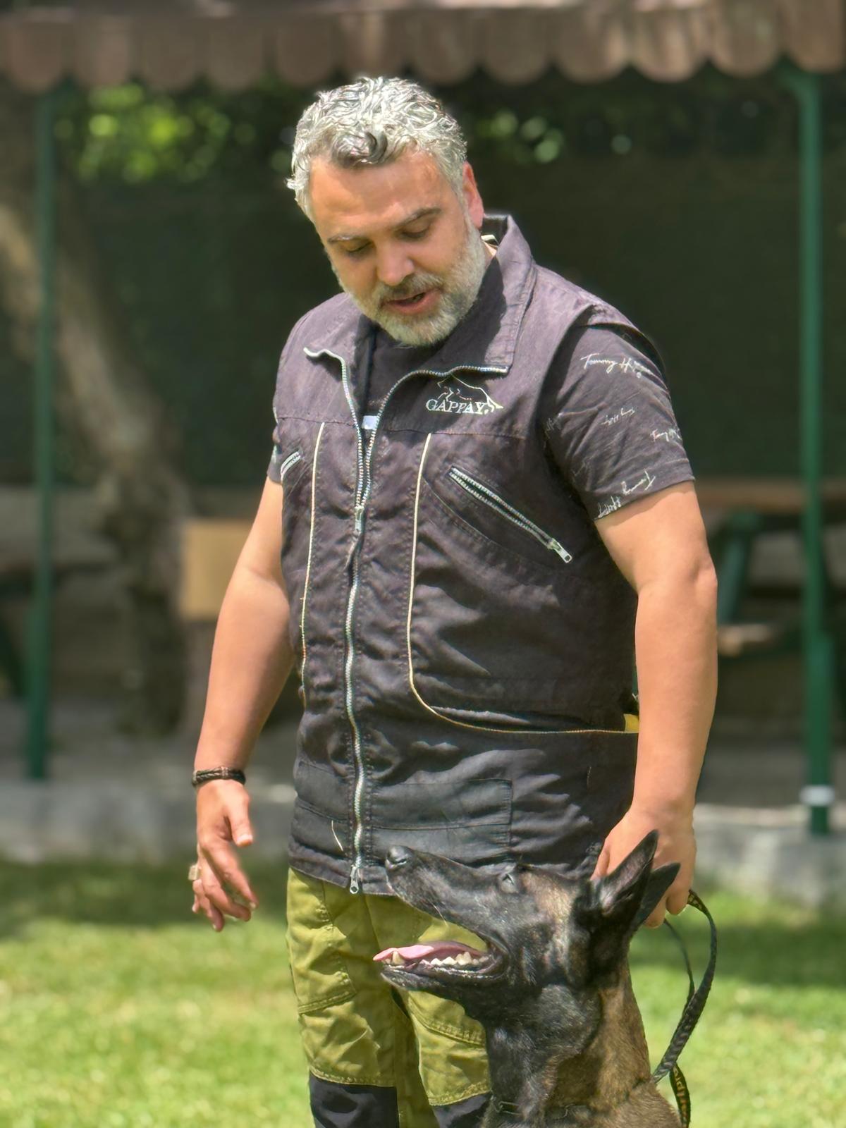 Eğitmen İrşat Üner, bir Belçika Malinois ile eğitim çalışması yaparken
