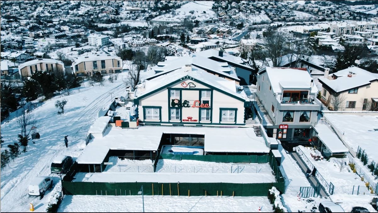 Karlı günde tesis bahçesi
